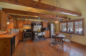 Eat-in Country Kitchen - Country homes for sale and luxury real estate including horse farms and property in the Caledon and King City areas near Toronto