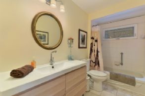 House 1: Bathroom - Country homes for sale and luxury real estate including horse farms and property in the Caledon and King City areas near Toronto