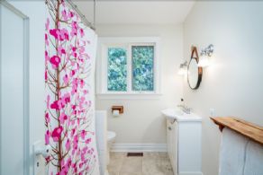 4-piece bathroom - Country homes for sale and luxury real estate including horse farms and property in the Caledon and King City areas near Toronto